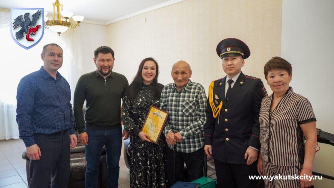 Мэр Якутска поздравил с 99-летием ветерана Наума Слепцова