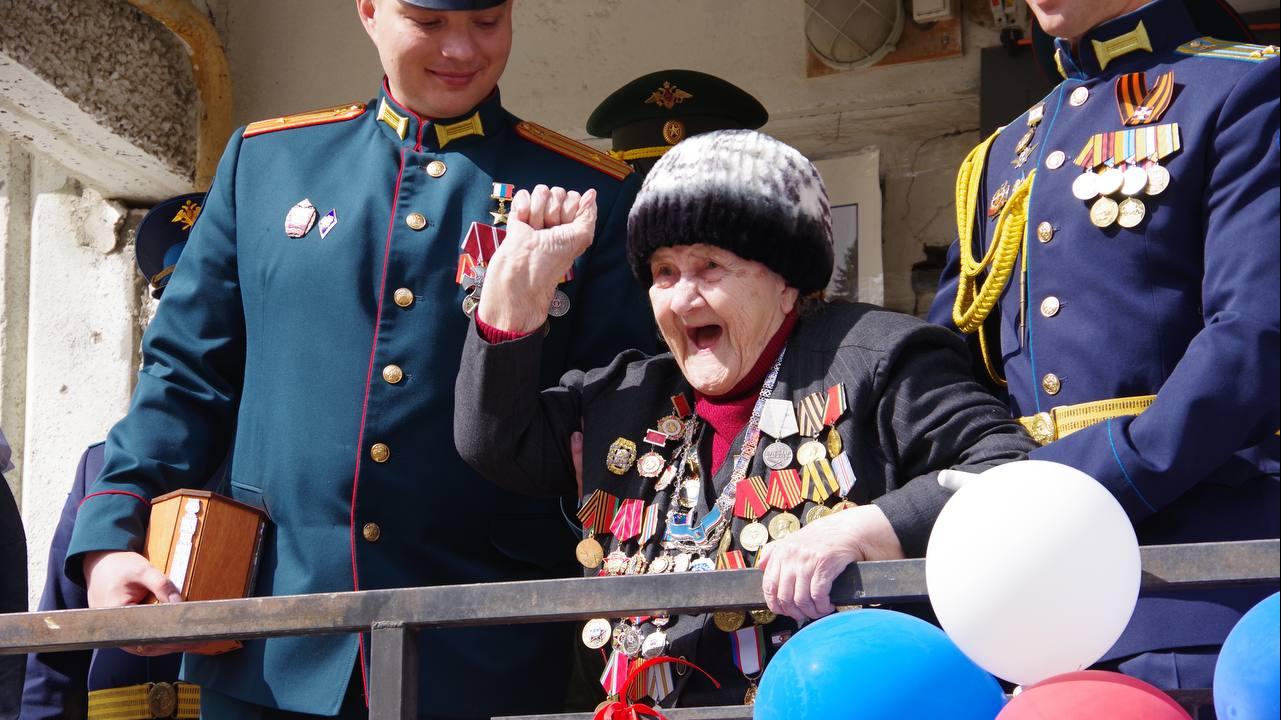 В рамках Всероссийской патриотической акции «Поём двором» поздравили 100-летнюю Валентину Васильевну Ефремову с наступающим Днём Победы