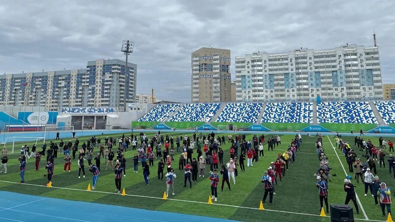 Сегодня, 7 мая, на стадионе «Туймаада» им. Н. Н. Тарского прошла масштабная республиканская акция «Якутия, вставай на зарядку!».
